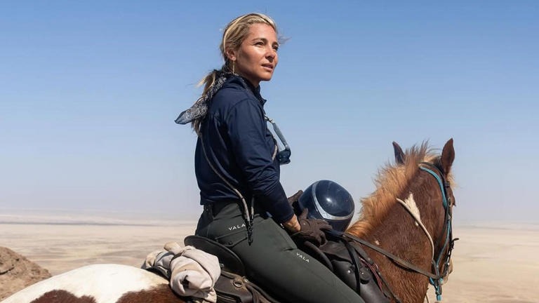 DiarioPresente's tweet image. ✨#Espectáculos| Conquistan el desierto de Namibia a caballo.
#ElsaPataky relata su travesía en un safari por el desierto de Namib junto a su hija India Rose.

Nota completa 🗞: acortar.link/2YbnmN

✨Síguenos en Redes Sociales

|#Noticia |#Mundo |#DiarioPresente