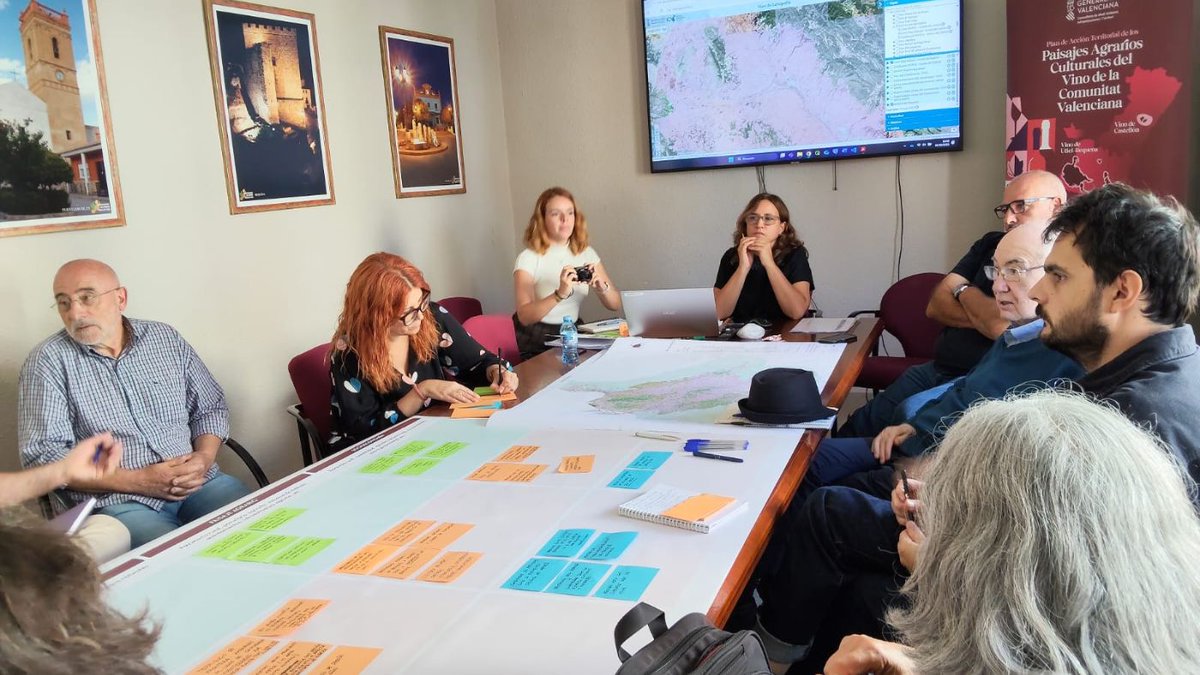 La sede de la Mancomunidad Interior Tierra del Vino acoge la primera mesa de trabajo del Plan de Acción Territorial para la protección del paisaje vitivinícola de Utiel-Requena <a href="/MITierradelVino/">M.I.Tierra del Vino</a> 
tucomarca.com/wordpress/segu…