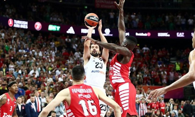 Panos_Green's tweet photo. Χαζεύντας το μεγάλο κλάσικο του ευρωπαικού μπάσκετ, δεν μπορώ παρά να νοσταλγήσω γλυκά τη μεγαλύτερη τσαπού στην ιστορία του παγκόσμιου αθλητισμού #paobc #OlympiacosBC https://t.co/XsJ6WDOpKv