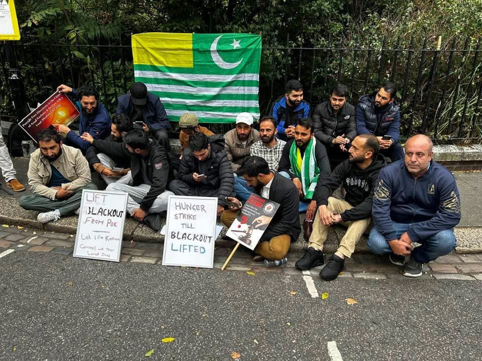 Junaid97013454's tweet image. Hunger Strike outside Pakistan High Commission In London @Ajkmovement,#Joinactioncommitte #Freedom #Basicrights #LiftblackoutfromPok