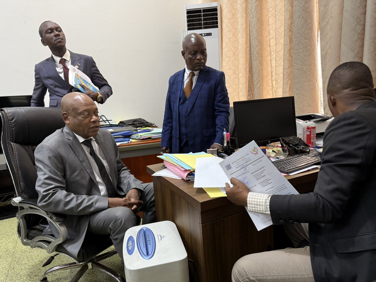 Cartesien243's tweet photo. Démolitions anarchiques à Kinshasa 

Ce jeudi 2 octobre 2025, j’ai déposé au bureau de l’Assemblée nationale une question orale avec débat adressée au ministre des Affaires foncières.

En tant que député national, élu de Kinshasa, je soutiens la démolition des constructions anarchiques afin de remettre de l’ordre dans notre capitale.
Mais, je dénonce la manière anarchique avec laquelle l’ État procède lui-même à ces démolitions.

Nul ne peut se prévaloir de sa propre turpitude.

L’ État délivre des certificats d’enregistrement et des autorisations de bâtir aux paisibles citoyens puis, des années plus tard, détruit les mêmes constructions, sans respecter la procédure légale.

Comme dans d’autres pays, le gouvernement devra prévoir un fond d’indemnisation en faveur des occupants de bonne foi.