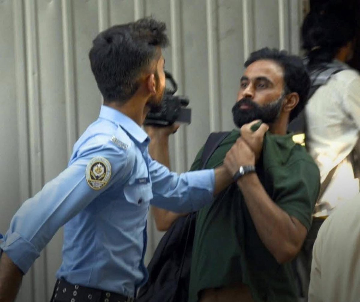 کیمرا اُٹھائے ایک فوٹو جرنلسٹ کاگریبان پریس کلب کے اندر اسلام آباد پولیس اہلکار کی گرفت میں ۔۔
#Rightsmovementajk #Islamabad #Kasmhir