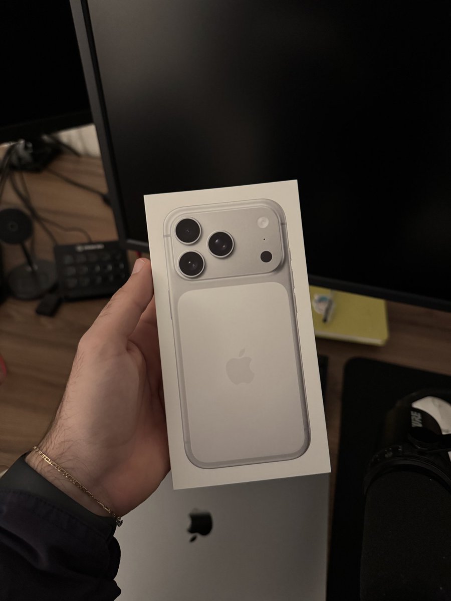 Antes de comprar este tenía un pro max y ahora decidí volver al pro normal DIOS MÍO es un game changer total!!  

Btw este es el mejor color o son team naranja? 🤢