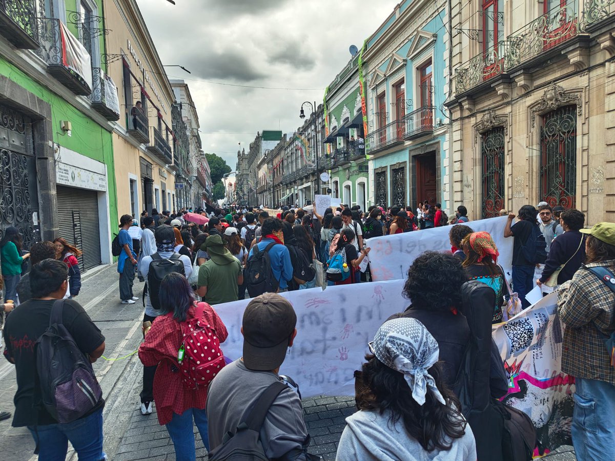 la_poetaria's tweet image. A pesar del silencio que el gobierno, la universidad y medios hacen en torno al #2DeOctubreNoSeOlvida, marchan jóvenes estudiantes de la #BUAP para recordarle al Estado que masacró a sus pares y que sigue reprimiendo sus derechos: #NiperdónNiolvido. Que vivan los estudiantes! 🚩