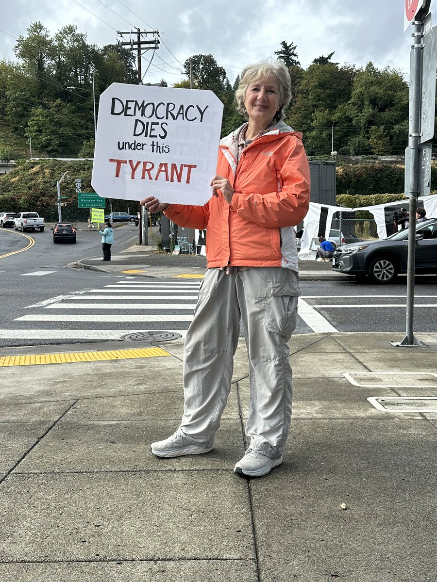 PamHemphill79's tweet photo. Here’s a scary protester here at the Portland ICE facility!🤣🤣 https://t.co/lvxqzgaey0