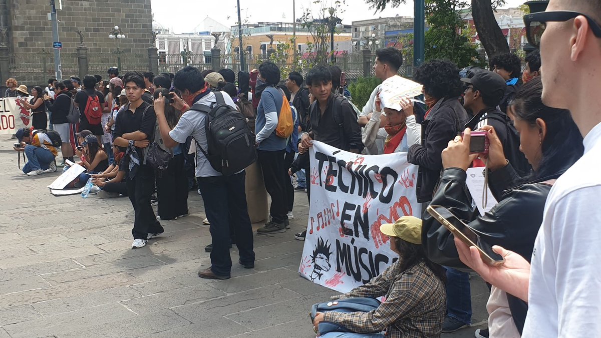la_poetaria's tweet image. A pesar del silencio que el gobierno, la universidad y medios hacen en torno al #2DeOctubreNoSeOlvida, marchan jóvenes estudiantes de la #BUAP para recordarle al Estado que masacró a sus pares y que sigue reprimiendo sus derechos: #NiperdónNiolvido. Que vivan los estudiantes! 🚩