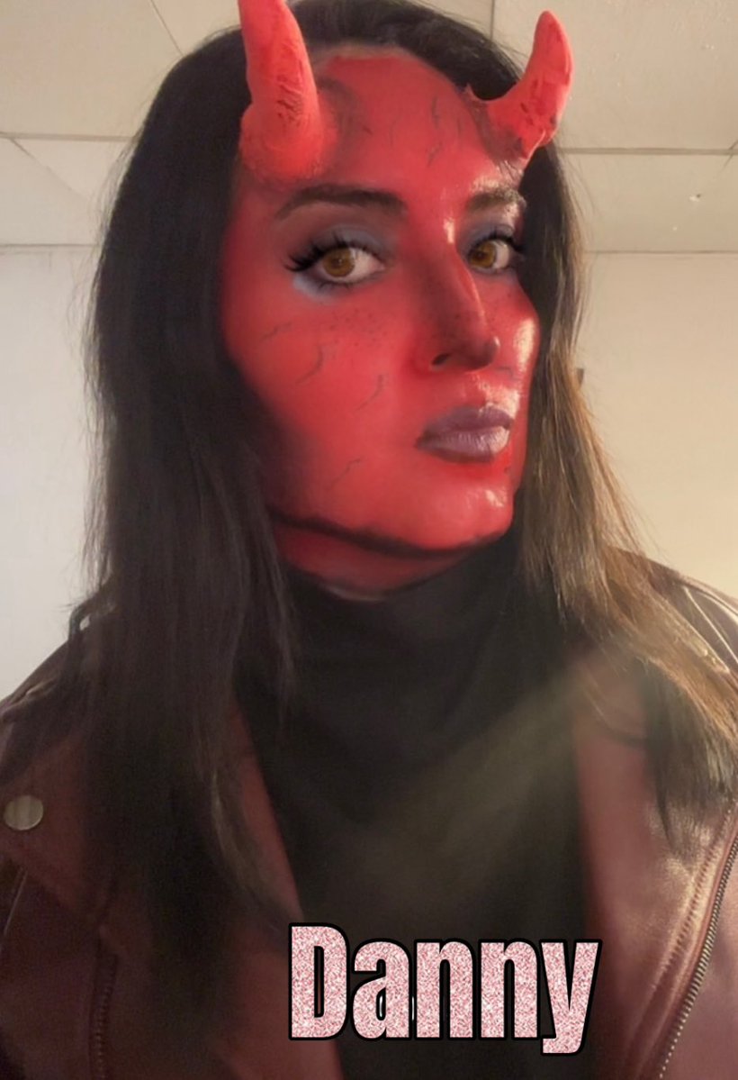 Haciendo maquillajes hasta Halloween