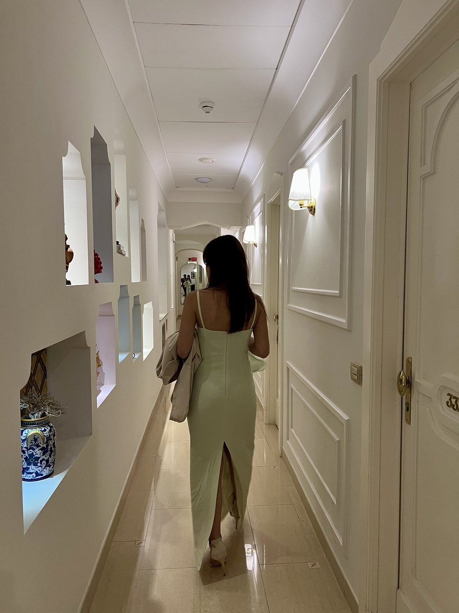 VictEllsworth's tweet image. il mio passatempo preferito è vagare nei corridoi degli hotel e trovarci arte