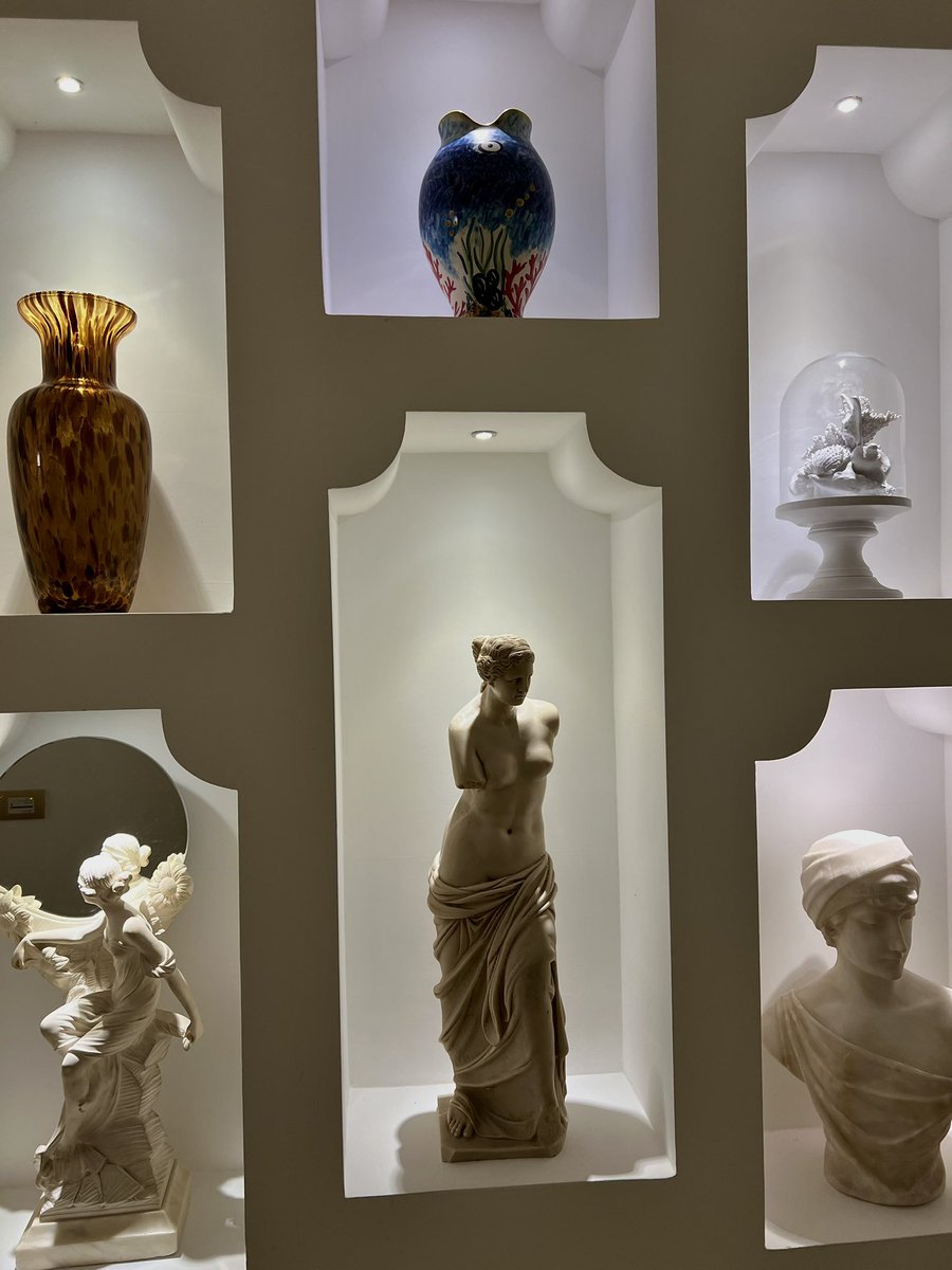 VictEllsworth's tweet image. il mio passatempo preferito è vagare nei corridoi degli hotel e trovarci arte