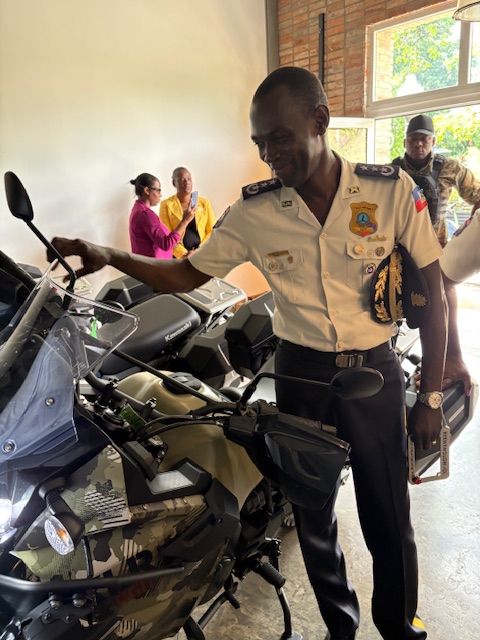 Nous avons procédé aujourd’hui à la remise de 90 motos et d’un important lot d’équipements logistiques à la <a href="/pnh_officiel/">PNH</a>, destinés à renforcer ses capacités de déploiement rapide dans la lutte contre l’insécurité. Avec l’appui du 🇨🇦 <a href="/AMC_corporatif/">Affaires mondiales Canada</a>, cette initiative contribue