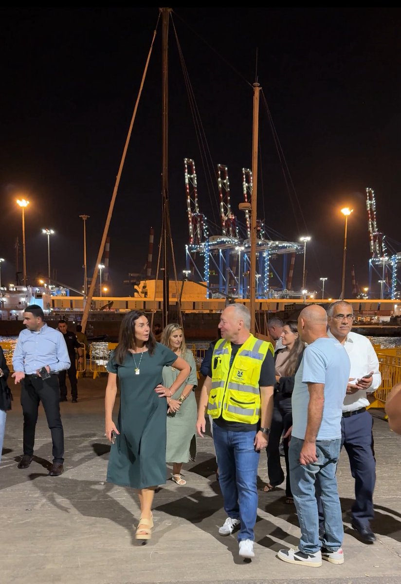 הגעתי בצאת יום הכיפורים,
לעמוד מקרוב אחר פעילות נמל אשדוד בקליטת האניות ופעילי השמאל הקיצוני שתומכים בחמאס שניסו באמצעות משט לפגוע בריבונות הימית של מדינת ישראל.

אני רוצה להודות לצה״ל, משטרת ישראל, עובדי משרד התחבורה, נמל אשדוד ורשות האוכלוסין על העבודה המסורה והשמירה על בטחון