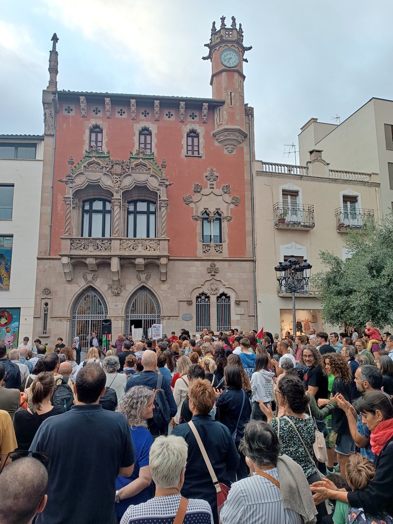 ✊ Avui hem sortit al carrer. 

A Granollers, hem omplert La Porxada.
Seguim mobilitzades i atentes a les convocatòries.

📢 Exigim l'alliberament immediat de la Flotilla i la llibertat del poble palestí!