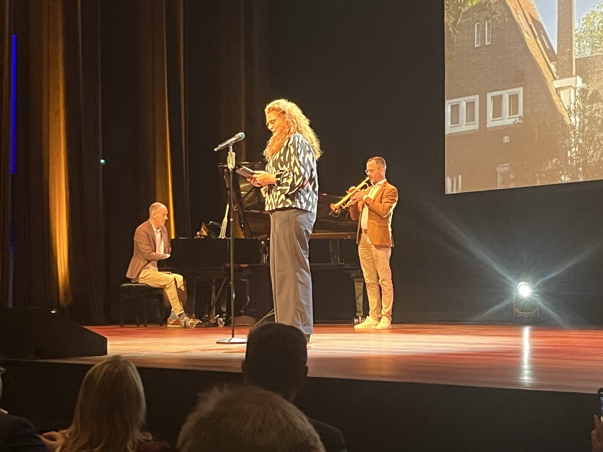 Het najaarscongres van het Nederlands Genootschap van <a href="/burgemeesters/">Burgemeesters</a> in Amstelveen.

Minister <a href="/minister_bzk/">Frank Rijkaart</a> stak de burgemeesters een hart onder de riem. Eerlijk gezegd kunnen we soms wel wat meer steun uit Den Haag gebruiken. 

Onze nieuwe voorzitter <a href="/marianneschuurm/">Marianne Schuurmans</a> verzuchtte: