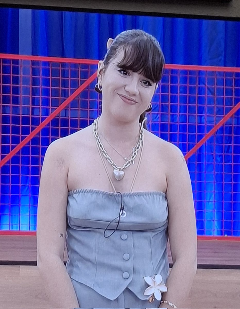 MarinaaCapotee's tweet photo. Ya decía yo que me recordaba a alguien... 🥸 
#OT2025 #SalvarMax #OTGala3 https://t.co/TYBE3MqpFj