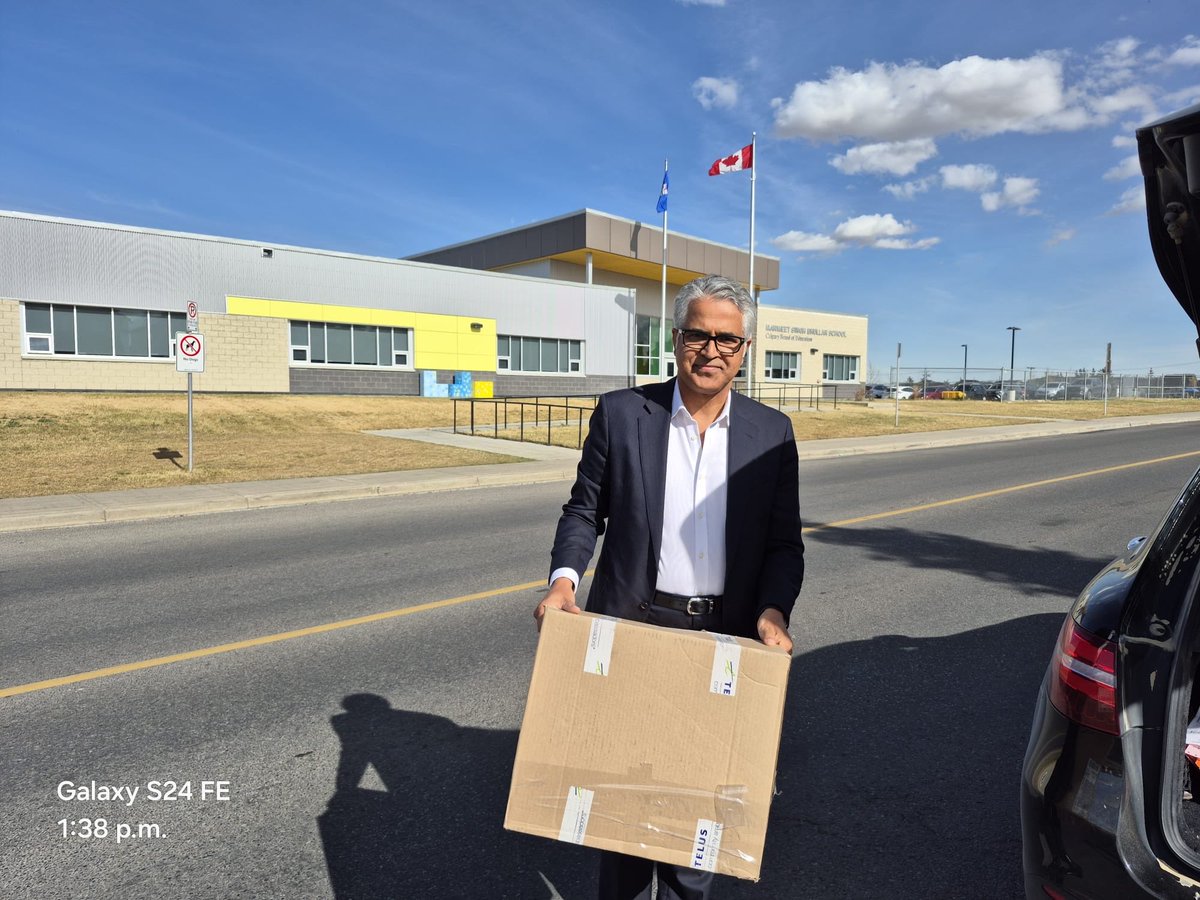 MLAIrfanSabir's tweet image. It was a pleasure to drop off TELUS Kits for Kids backpacks filled with essential school supplies at schools in my constituency this afternoon AND thank teachers for the important work they do. 
#ableg #kitsforkids