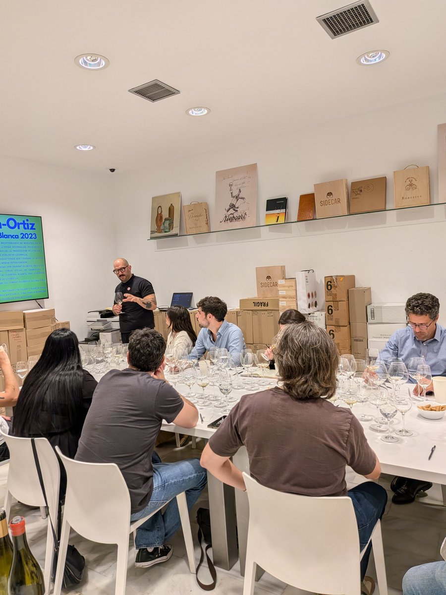 Histórica cata de vinos mediterráneos que nos ha regalado Juan Glu Glu! ☀️⛱️🍷
