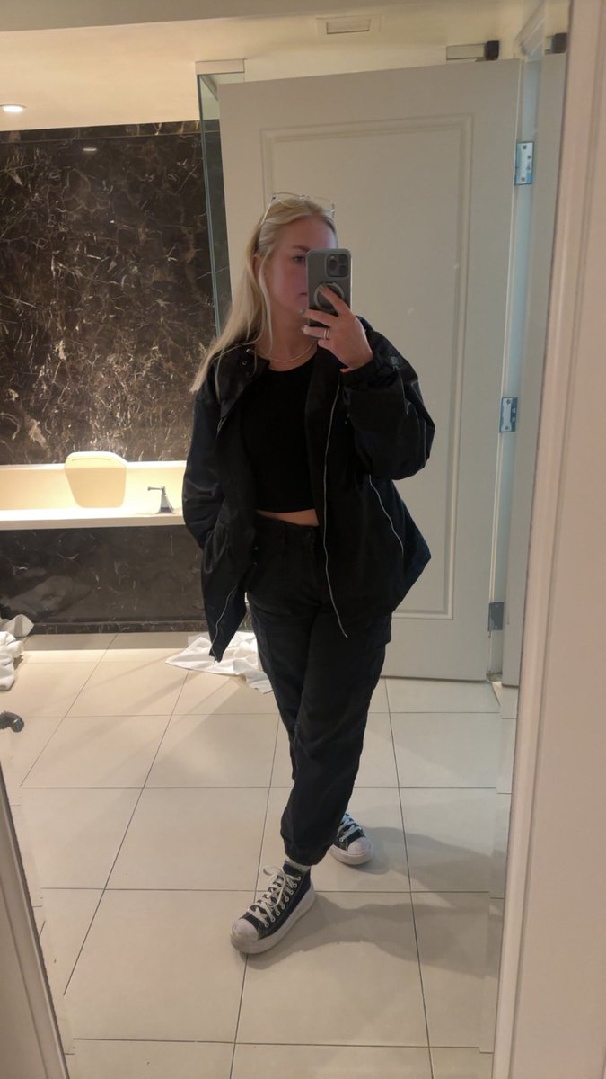 SteffyEvans's tweet image. The fits I used for #CODNEXT 

Usually I have so many photos to post, but this time I lived more in the moment, got to know a lot more people, especially the ladies in this scene. So thought I’d just photo dump some pics I took before leaving the room since I don’t have much…