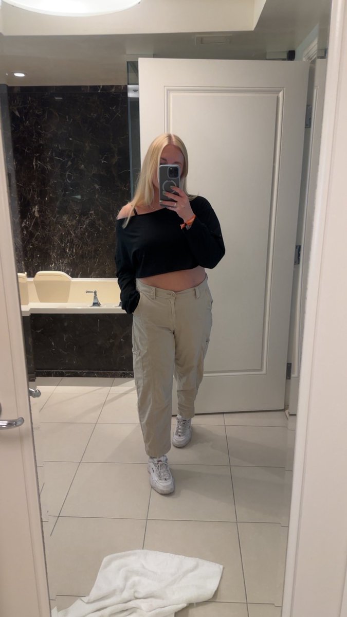 SteffyEvans's tweet image. The fits I used for #CODNEXT 

Usually I have so many photos to post, but this time I lived more in the moment, got to know a lot more people, especially the ladies in this scene. So thought I’d just photo dump some pics I took before leaving the room since I don’t have much…