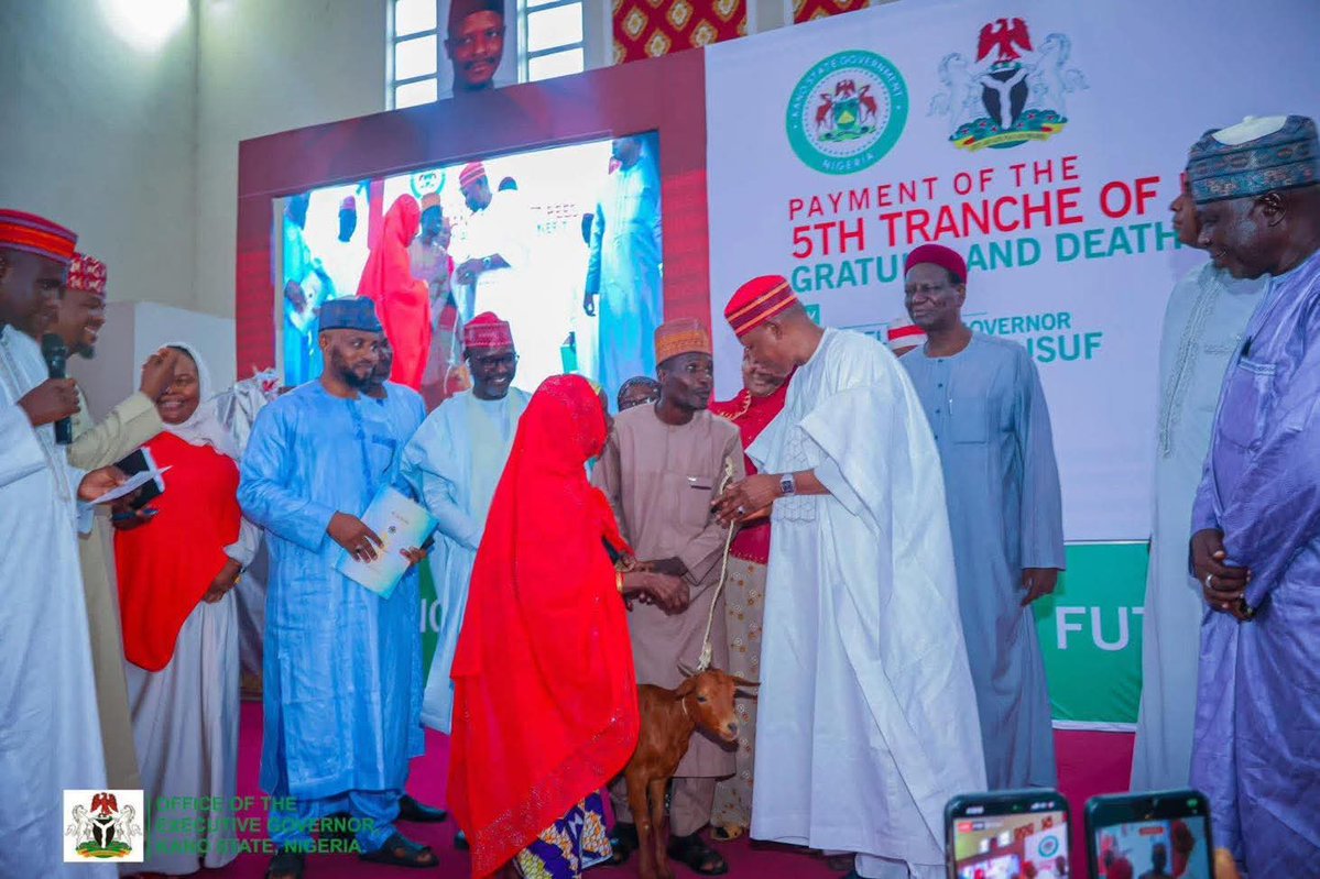 Asad_Mukty's tweet image. Within just two weeks in Kano;

- Kano Comes first in NECO examinations,as free education yields result.

-5bn paid to Pensioneers.

-Over 5,000person from Besda given permanent and Pensionable offer.

-150k to Over 5,000 Individuals from different Kwankwasiyya Political Groups.…