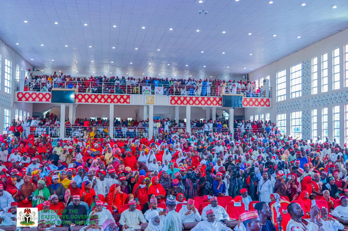 Asad_Mukty's tweet image. Within just two weeks in Kano;

- Kano Comes first in NECO examinations,as free education yields result.

-5bn paid to Pensioneers.

-Over 5,000person from Besda given permanent and Pensionable offer.

-150k to Over 5,000 Individuals from different Kwankwasiyya Political Groups.…