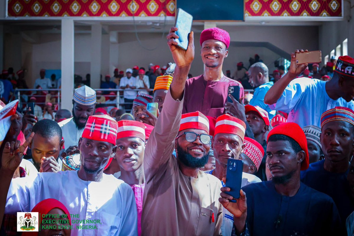Asad_Mukty's tweet image. Within just two weeks in Kano;

- Kano Comes first in NECO examinations,as free education yields result.

-5bn paid to Pensioneers.

-Over 5,000person from Besda given permanent and Pensionable offer.

-150k to Over 5,000 Individuals from different Kwankwasiyya Political Groups.…