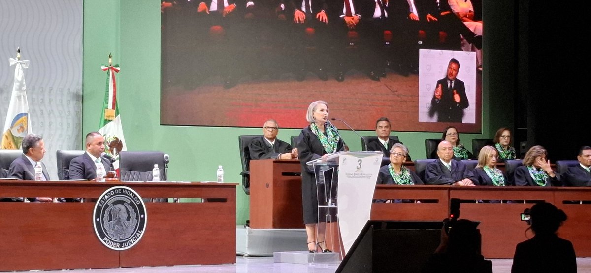 ASEH_Hgo's tweet image. "La justicia no se construye con discursos, se construye con decisiones", afirmó @Rebeca_AladroE titular del
@PJEHidalgo durante su 3er Informe.
El Mtro. @jorvalverdeASEH acompañó a la Magistrada, al Gobernador @juliomenchaca_ y al Diputado @AndresVeVa_ en dicho evento.