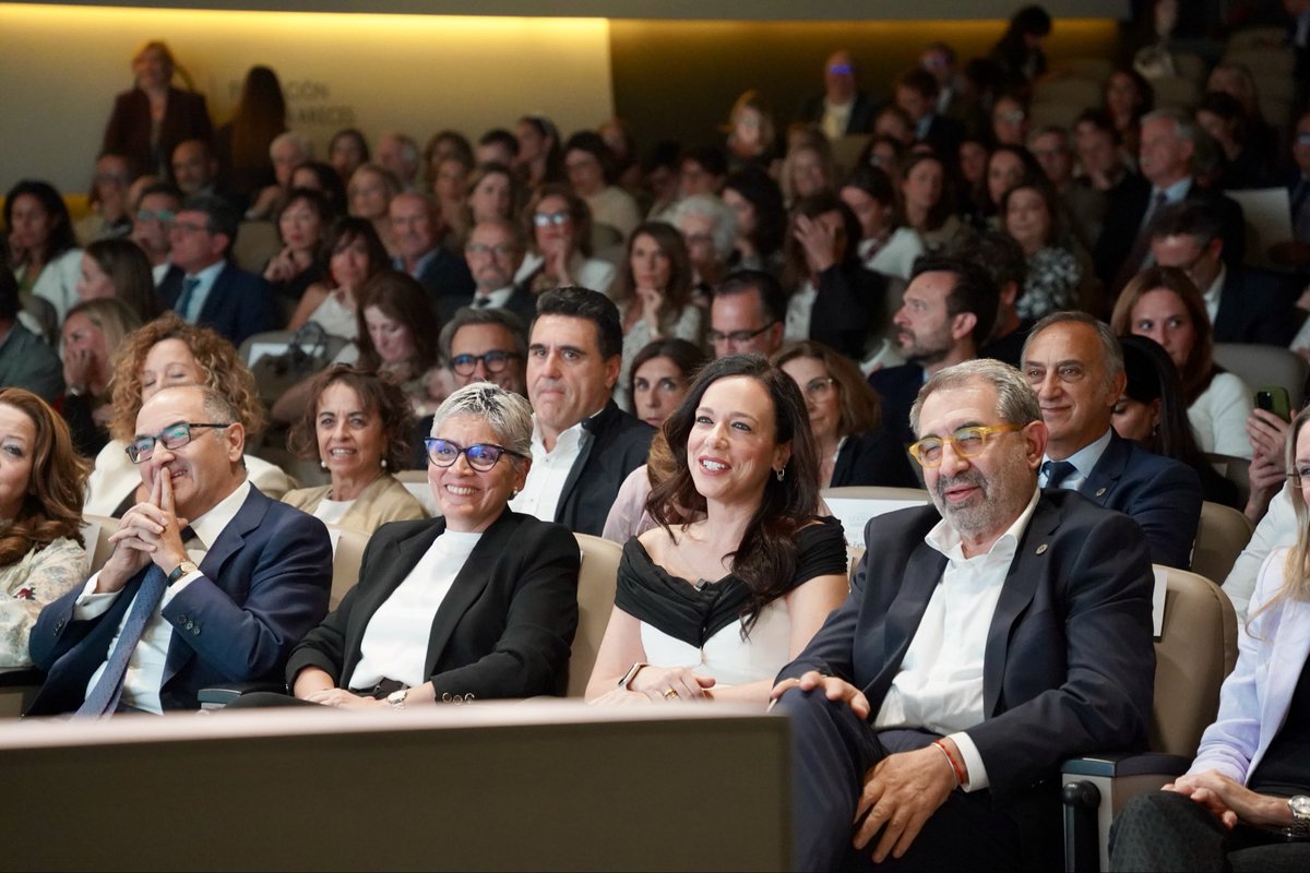 🏅Con gran satisfacción, dedicado a todos los pacientes con enfermedades raras, a los profesionales y a las asociaciones, la Consejeria de Salud y Servicios Sociales de la <a href="/Junta_Ex/">Junta de Extremadura</a> recoge el Premio Liderazgo Sanitario 2025 en Enfermedades Raras.

🙏 Gracias al <a href="/OdSalud/">Observatorio de Salud</a> y a