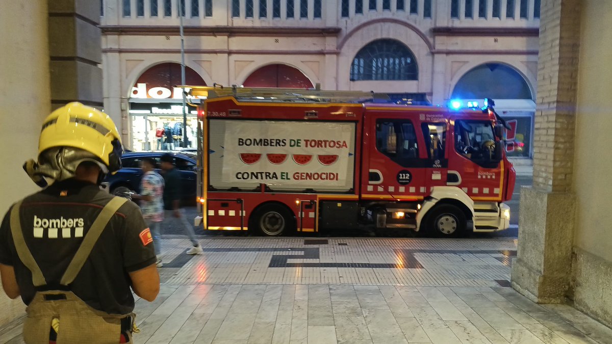 CUPEbre's tweet image. Centenars d&apos;ebrencs i ebrenques ens hem concentrat a #Amposta, #LaRàpita i #Tortosa en suport a la #flotillaglobalsumud, el poble palestí i per denunciar el genocidi que està cometent Israel.
Visca la gent que lluita i visca #Palestina lliure!!!