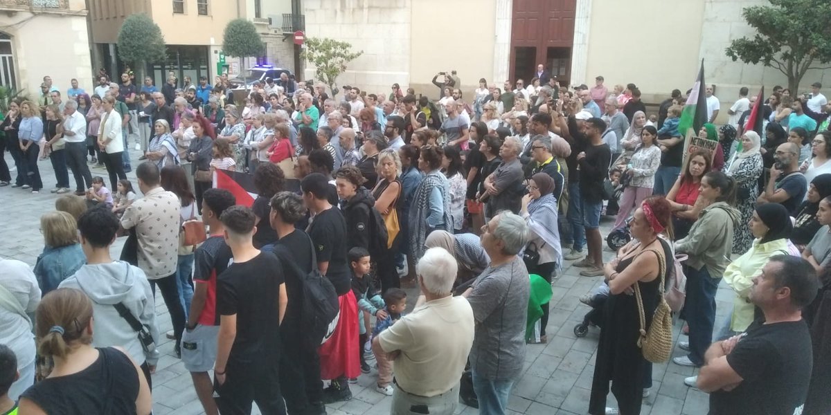 CUPEbre's tweet image. Centenars d&apos;ebrencs i ebrenques ens hem concentrat a #Amposta, #LaRàpita i #Tortosa en suport a la #flotillaglobalsumud, el poble palestí i per denunciar el genocidi que està cometent Israel.
Visca la gent que lluita i visca #Palestina lliure!!!