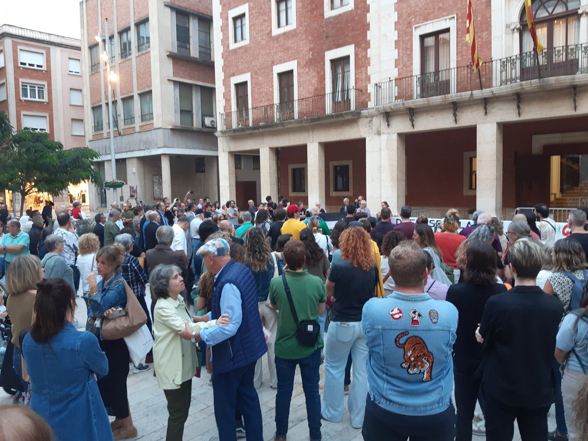 CUPEbre's tweet image. Centenars d&apos;ebrencs i ebrenques ens hem concentrat a #Amposta, #LaRàpita i #Tortosa en suport a la #flotillaglobalsumud, el poble palestí i per denunciar el genocidi que està cometent Israel.
Visca la gent que lluita i visca #Palestina lliure!!!