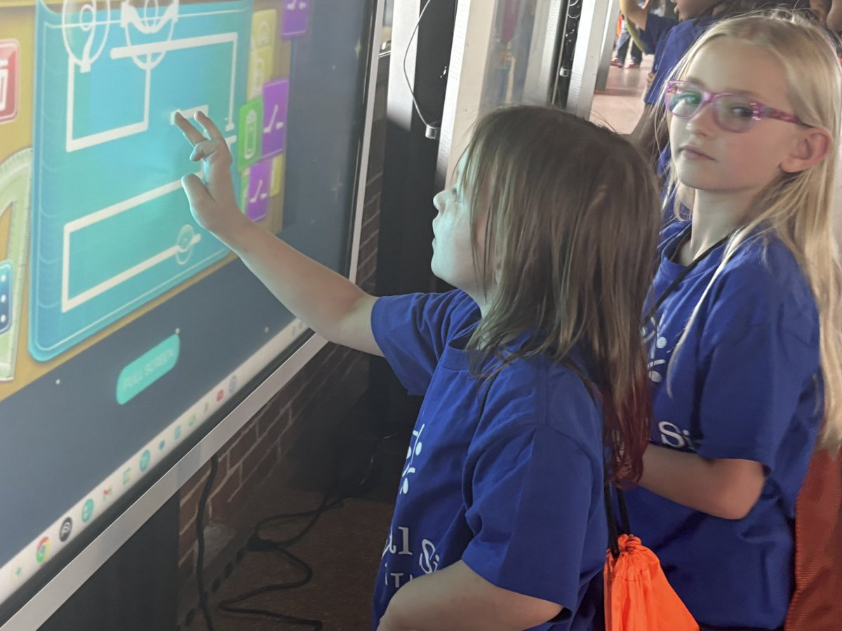 Original6Found's tweet image. The #O6Afterschool workforce of tomorrow is getting hands-on experience with some of the latest technology at the @SCAA1611 #stemextravaganza. #lightsonafterschool #originalsixfoundation