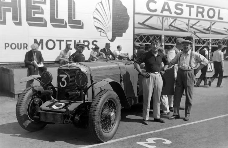 juanjoabsolut's tweet photo. Viernes 3 y viajamos a las #LeMans24 de 1932 con los #Preguerra y este magnífico #Stutz M Blackhawk y uno de sus pilotos junto a él, #EdouardBrisson. No acabó por accidente @historacing @LM__ @VicarioMartin @Jose_ArmandoGH @horacio_porta @Raul_Olivan https://t.co/PWp1sfpSwp