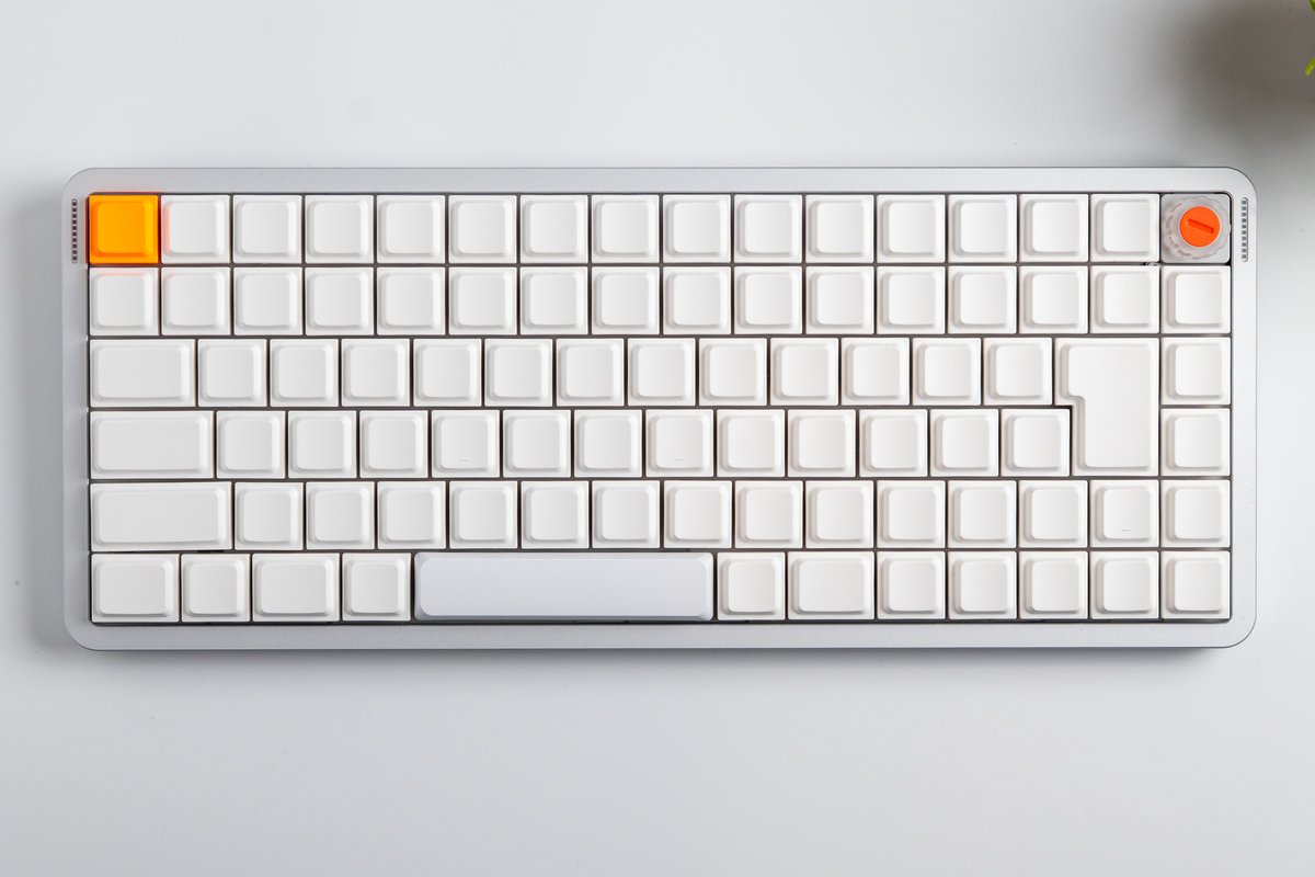 Hottyhottea's tweet photo. #本日のセットアップ #NuPhy
#Atomoph #fujifilm #PR
Keyboard:NuPhy Air75v3 JIS
Switch:Gateron x NuPhy RedNano Gateron LP 3.0
Keycaps:#JezailFunder LAK75s Kit etc
NuPhy初の日本語配列キーボードでスタート。
やはり販売代理店が同じというだけあって、昨日のLofree Flow Lite JISとBottom Rowのレイアウトがほとんど変わらないのはかなり嬉しいですね。
4.25uサイズのスペースバーのみJezail Funder LAK無刻印キットには同梱されていないのでそのまま使っていますが、許容範囲内かなーと。
こちらはアルミフレームということもありかなり締まって見えます。
ガスケットマウント構造で価格帯もFlow Lite JISよりもちょっと上ということもあり打鍵感もまた異なります。
待望のロープロJIS配列でもあるため、両方押さえておきたいキーボードですね。