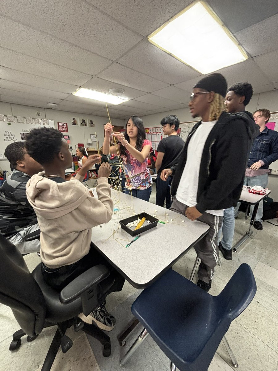Lead_w_Russell's tweet image. Fun team building activity in @Mrs_Thorpee professional communications class today! Teamwork and communication (and a little bit of engineering knowledge) helped build the tallest tower #DevelopingLeaders #TheTravisWay