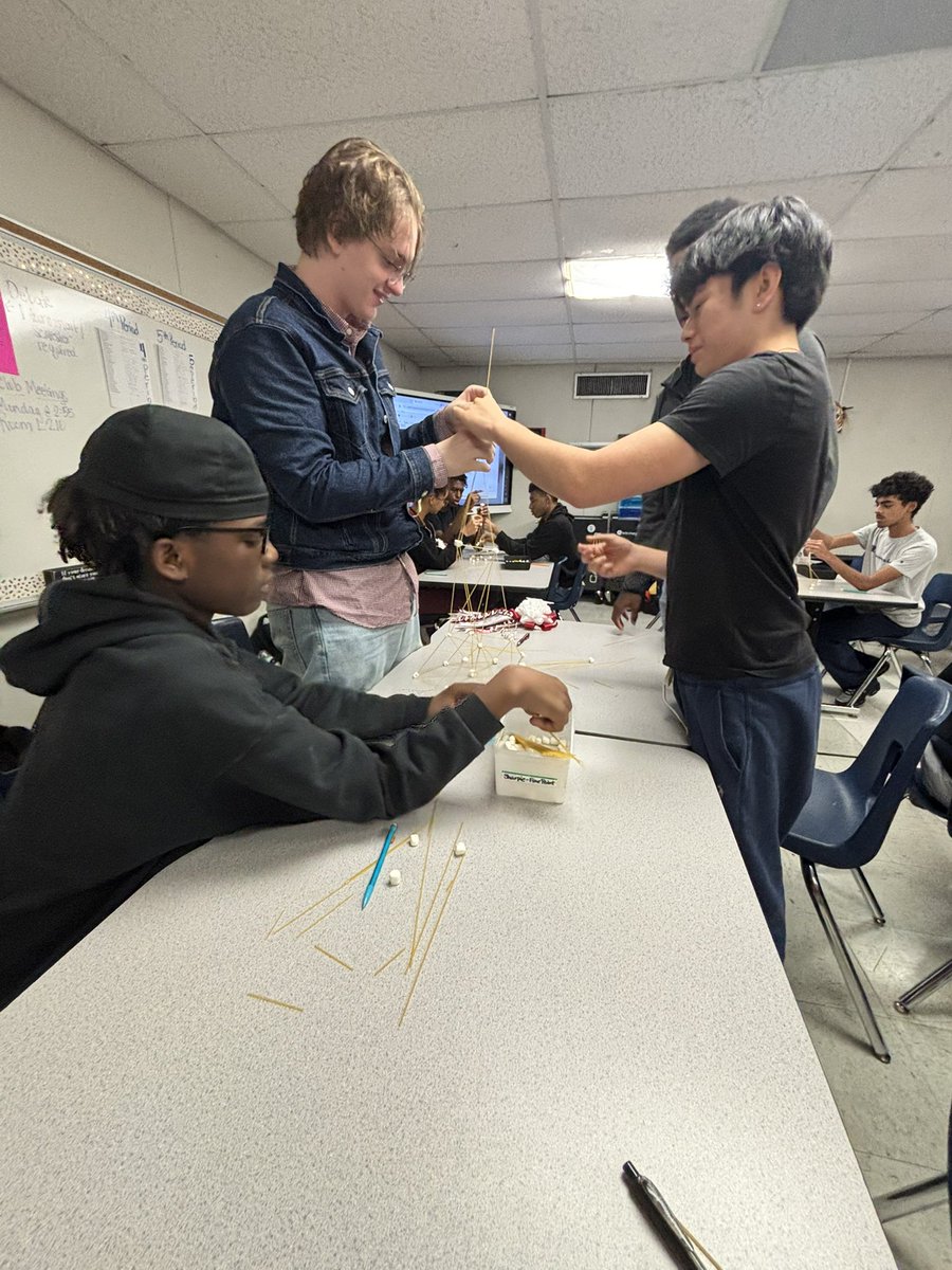 Lead_w_Russell's tweet image. Fun team building activity in @Mrs_Thorpee professional communications class today! Teamwork and communication (and a little bit of engineering knowledge) helped build the tallest tower #DevelopingLeaders #TheTravisWay