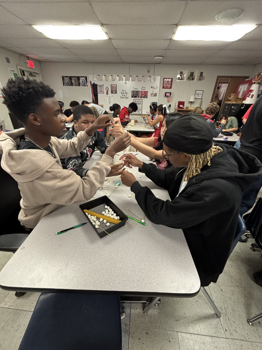 Lead_w_Russell's tweet image. Fun team building activity in @Mrs_Thorpee professional communications class today! Teamwork and communication (and a little bit of engineering knowledge) helped build the tallest tower #DevelopingLeaders #TheTravisWay