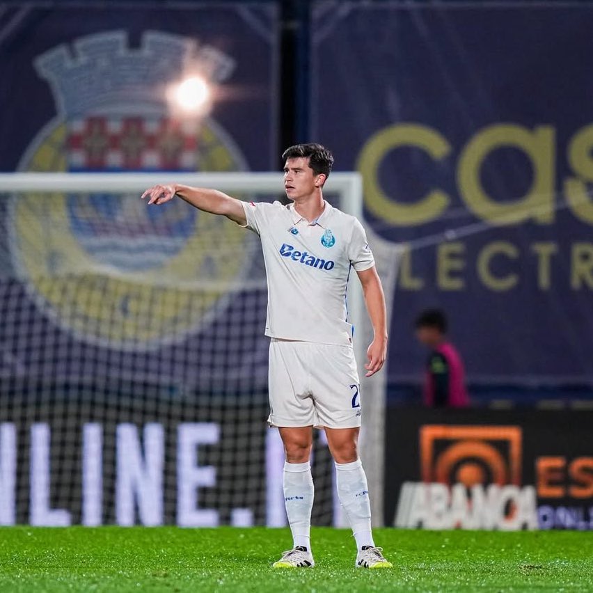 Impossível não falar destes dois. Deniz Gül a mostrar que contexto é tudo para um jogador (já se vê 3 PL’s no plantel) e Dominik Prpić dá coisas que mais nenhum central do FCP dá com bola (condução e facilidade em pisar terrenos mais altos).

As grandes notas positivas de hoje.