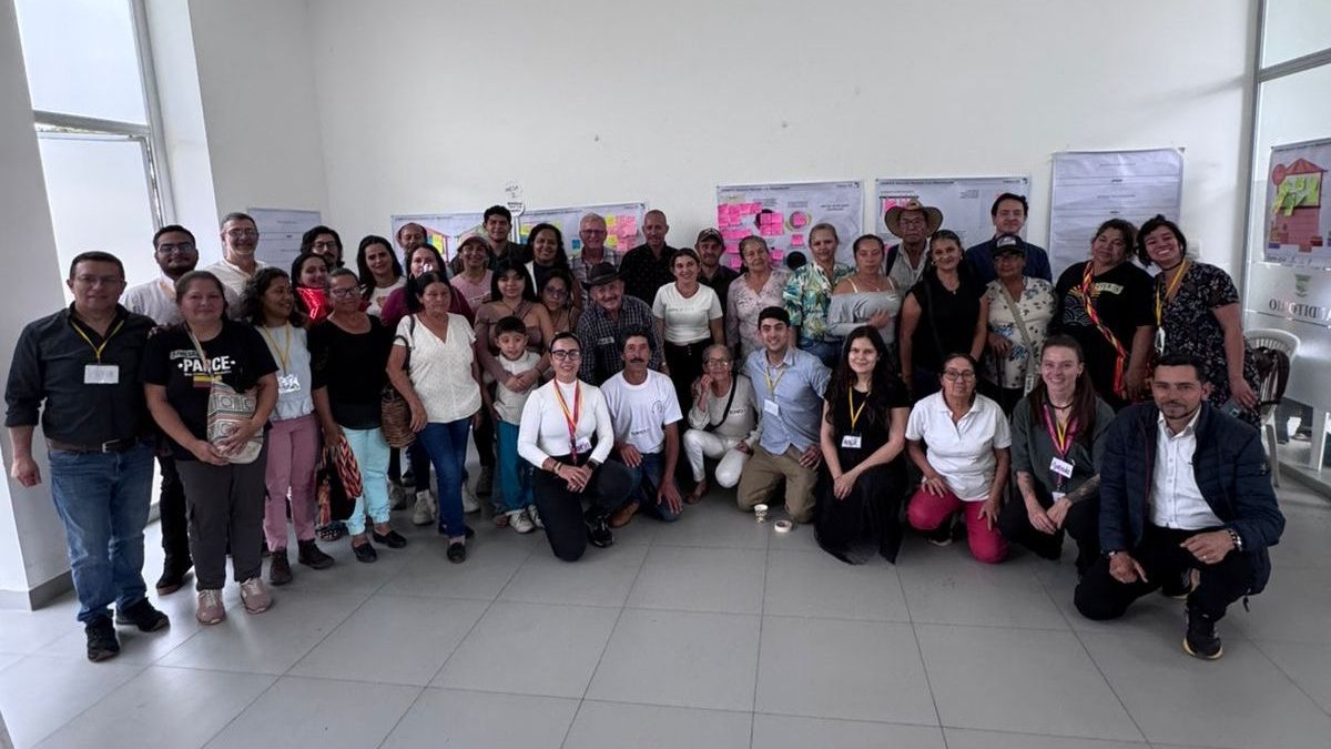 MinIgualdad_Col's tweet photo. En Barbosa, Santander, concluimos la serie de 12 talleres participativos del #CONPES para el Derecho Humano a la Alimentación, un proceso construido con las voces y saberes de las comunidades en todo el país.
Con este cierre, recogemos aportes fundamentales sobre alimentación y soberanía alimentaria, que se convierten en un legado vivo para avanzar en igualdad y equidad, hoy y en el futuro de Colombia.
#SuperaciónDeLaPobreza
#ViceministerioDePoblacionesYTerritoriosExcluidos