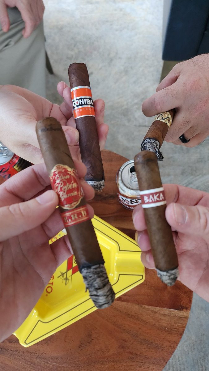 ChacocII's tweet photo. #cigars at the lounge. I'm the El Rey de los habanos. #nowsmoking https://t.co/zOoXGAxQXQ