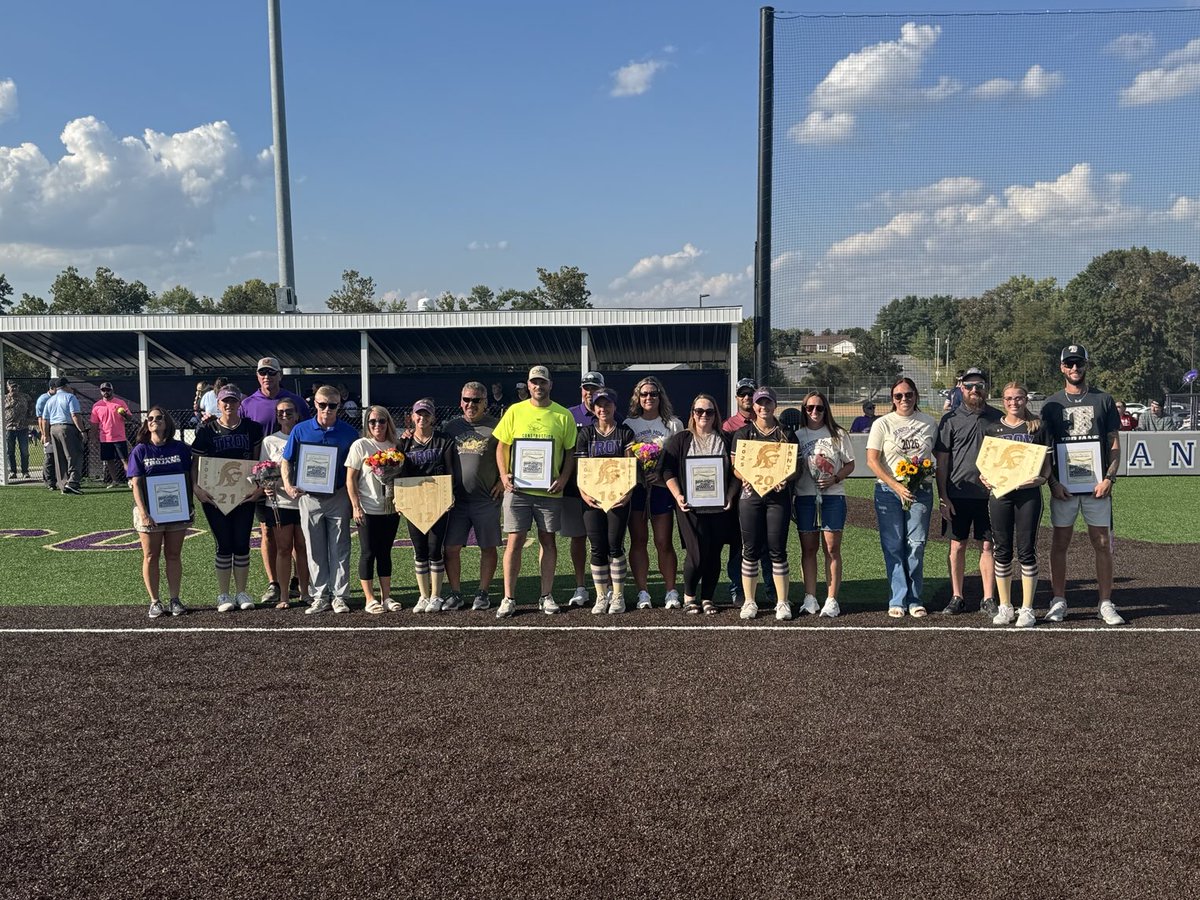 BBrownFoxC6's tweet photo. Big congrats to our 5 ⁦@TBHSSoftball⁩ Seniors Kolie Fetter, Coley Hunt, Baylee Smith, Emma Tainter, &amp; Paige Twellman https://t.co/Gf2Y8Xh5vj