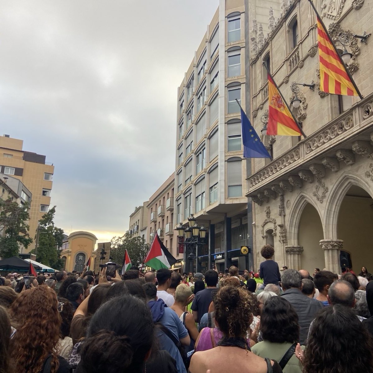 🔴 Avui centenars de persones ens hem concentrat davant de l'Ajuntament per denunciar l'estat genocida d'Israel.

🇵🇸 Visca la resistència palestina! Tots els ulls a Gaza!

🌐 Aturem el genocidi, combatem l'imperialisme!