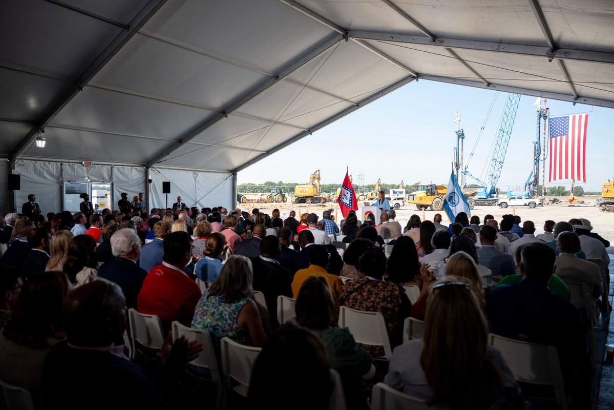 SarahHuckabee's tweet image. Today we broke ground on one of the largest investments in Arkansas — a $4 billion-dollar project in West Memphis.
@Google’s story echoes the resilience and success of Arkansas communities, and I’m thankful they’ve chosen to grow their future right here with us.