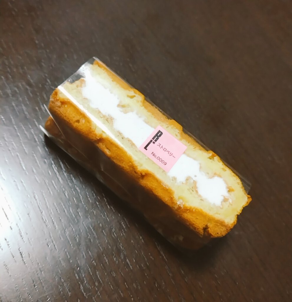 tororororo777's tweet photo. ゆうべの甘いモノ。R.L waffle cake「東京駅限定 ワッフル10個セット」を GRANSTA TOKYO で買ってみた😊とりまストロベリーとチョコ。クリームが軽めで美味しー🤤
#スイーツ
#スイーツ好き
#RLwafflecake
#GRANSTATOKYO https://t.co/nT5GSqlKK8