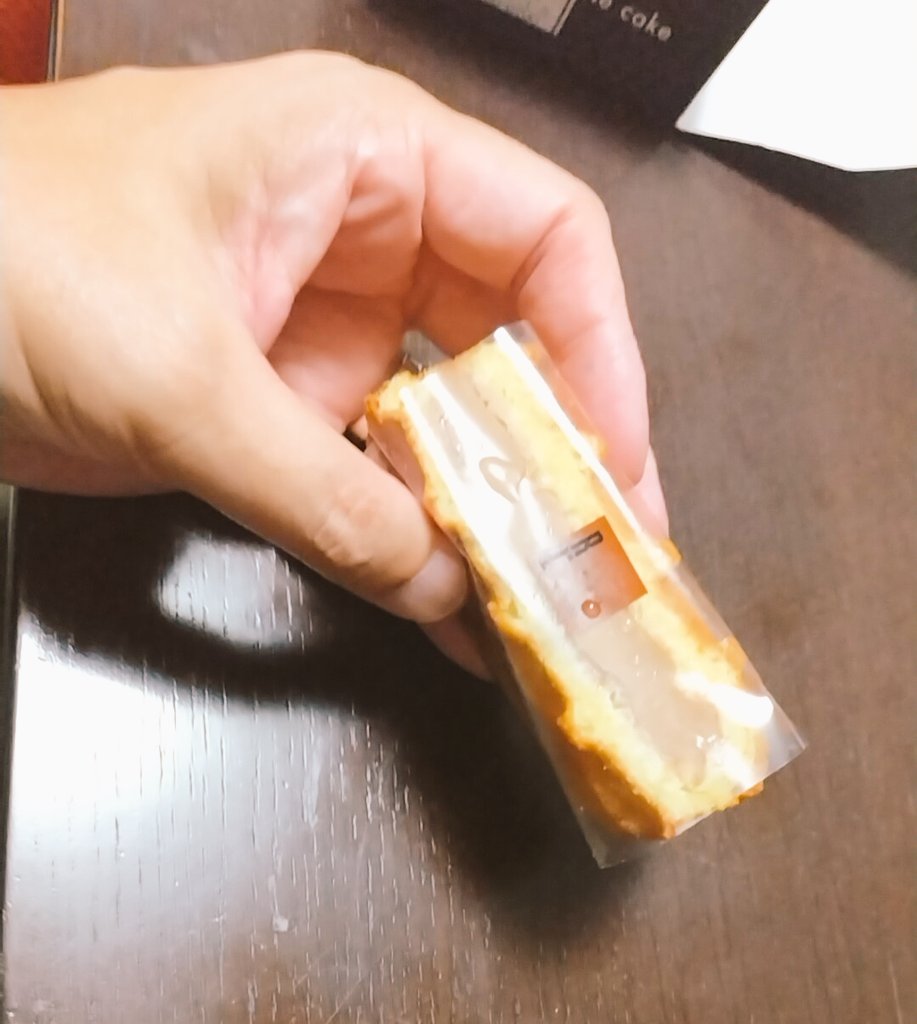 tororororo777's tweet photo. ゆうべの甘いモノ。R.L waffle cake「東京駅限定 ワッフル10個セット」を GRANSTA TOKYO で買ってみた😊とりまストロベリーとチョコ。クリームが軽めで美味しー🤤
#スイーツ
#スイーツ好き
#RLwafflecake
#GRANSTATOKYO https://t.co/nT5GSqlKK8