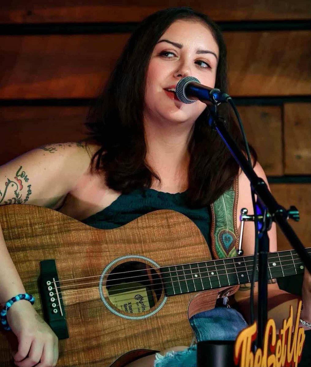 🎶Amanda McCarthy Friday night 7pm🎶 Jamwich will be in the back parking lot for your delicious eats! 🥪 

#downtownromega #wheninromaga #livemusic #jamwich #kavacommunity #botanicalbar #funfriday