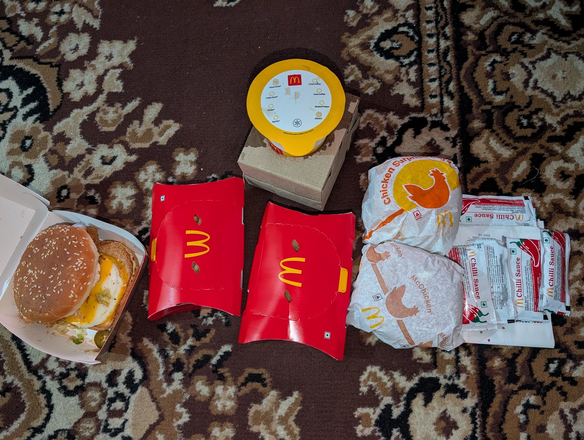 iam_YuZee's tweet photo. Hi @zomatocare, disappointed! Ordered a McSpicy Premium Chicken Colour Changing Cup Combo, but it arrived WITHOUT the cup! Tried to reach out for help, but was told to email instead of getting an instant solution. Paying for convenience, but getting frustration! 😐 #ZomatoFails https://t.co/yl3pVfLjN3