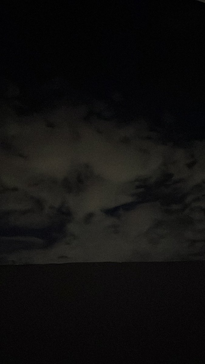 OliMesin's tweet photo. empty sky, 4 am / jakarta https://t.co/Znhkt0xA0S