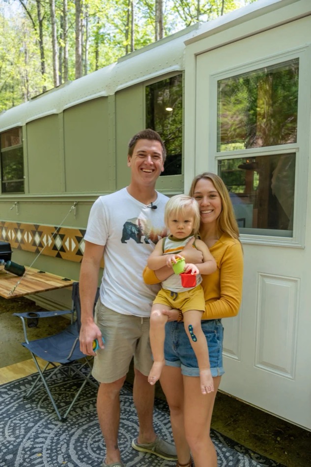 TinyHouseTalk's tweet image. 🚌✨ After 2.5 years, Colin &amp;amp; Ashley transformed a 1999 Bluebird into a stunning skoolie! Their custom crib art is a true masterpiece. Discover the details of their family-friendly tiny home adventure here: tinyhousetalk.com/parents-toddle… #TinyHome #Skoolie Credits: TinyHomeTours &amp;amp;
