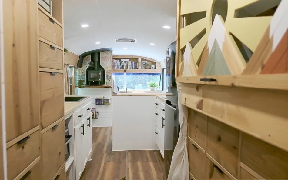 TinyHouseTalk's tweet image. 🚌✨ After 2.5 years, Colin &amp;amp; Ashley transformed a 1999 Bluebird into a stunning skoolie! Their custom crib art is a true masterpiece. Discover the details of their family-friendly tiny home adventure here: tinyhousetalk.com/parents-toddle… #TinyHome #Skoolie Credits: TinyHomeTours &amp;amp;