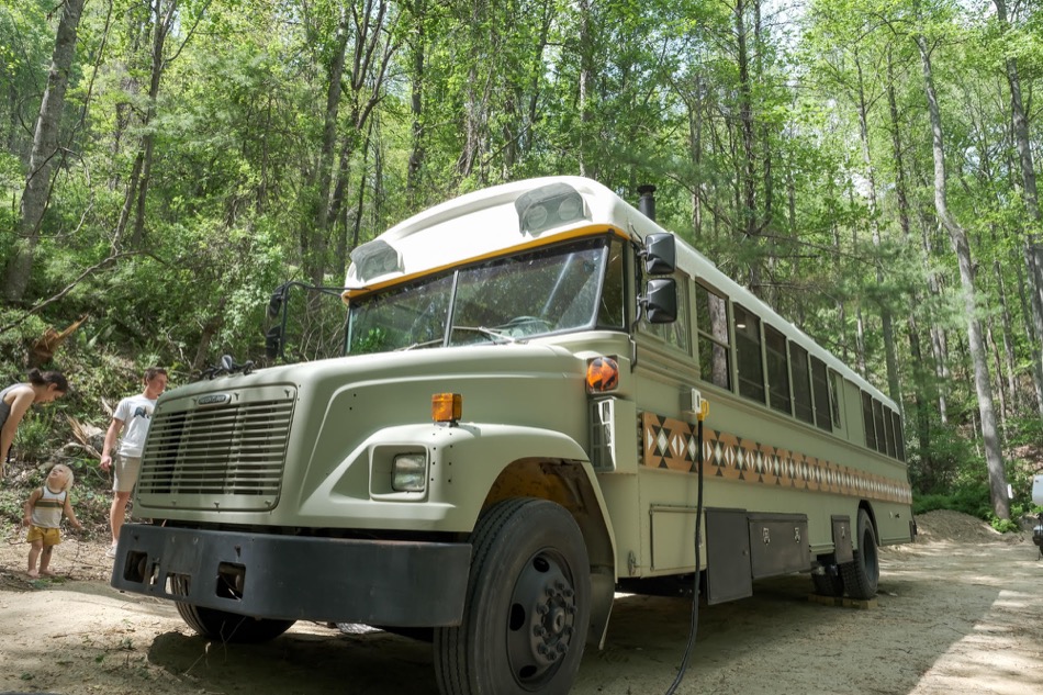 TinyHouseTalk's tweet image. 🚌✨ After 2.5 years, Colin &amp;amp; Ashley transformed a 1999 Bluebird into a stunning skoolie! Their custom crib art is a true masterpiece. Discover the details of their family-friendly tiny home adventure here: tinyhousetalk.com/parents-toddle… #TinyHome #Skoolie Credits: TinyHomeTours &amp;amp;